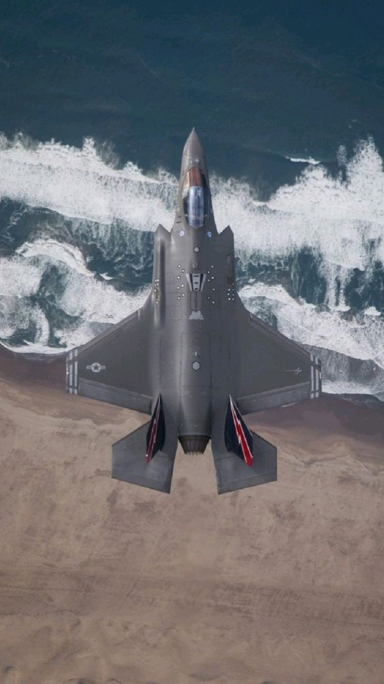 ّF 35 با موتور عمود پرواز،